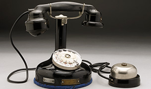 Poste téléphonique avec cadran d'appel années 1920